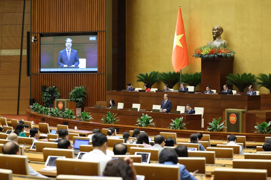 Bộ trưởng Bộ GD&ĐT Nguyễn Kim Sơn trả lời chất vấn các đại biểu Quốc hội - chiều 19/6.