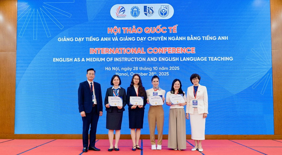 Ban tổ chức trao giải những bài báo cáo xuất sắc nhất tại Hội thảo. trao-giai-nhung-bai-bao-cao-xuat-sac-nhat.jpg