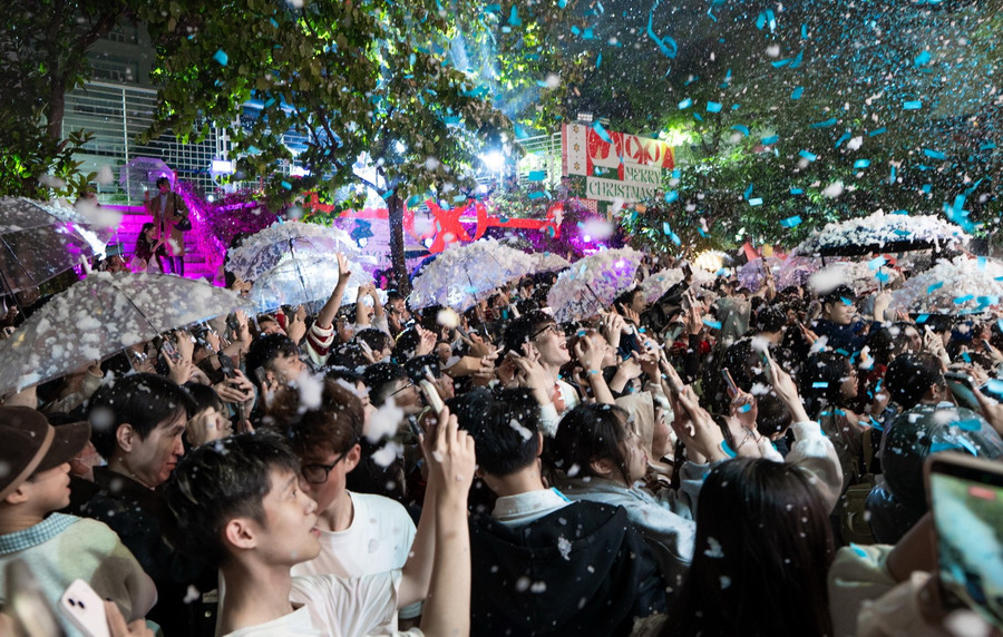 Sinh viên thích thú với “mưa tuyết”.