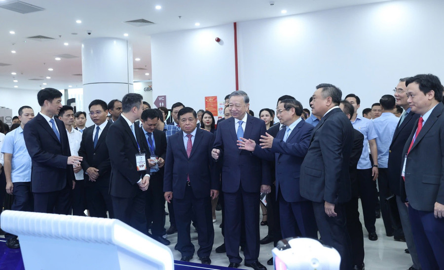 Tổng Bí thư Tô Lâm, Thủ tướng Phạm Minh Chính và các đại biểu tham quan không gian trưng bày. thutuongphamminhchinhjpg2.jpg