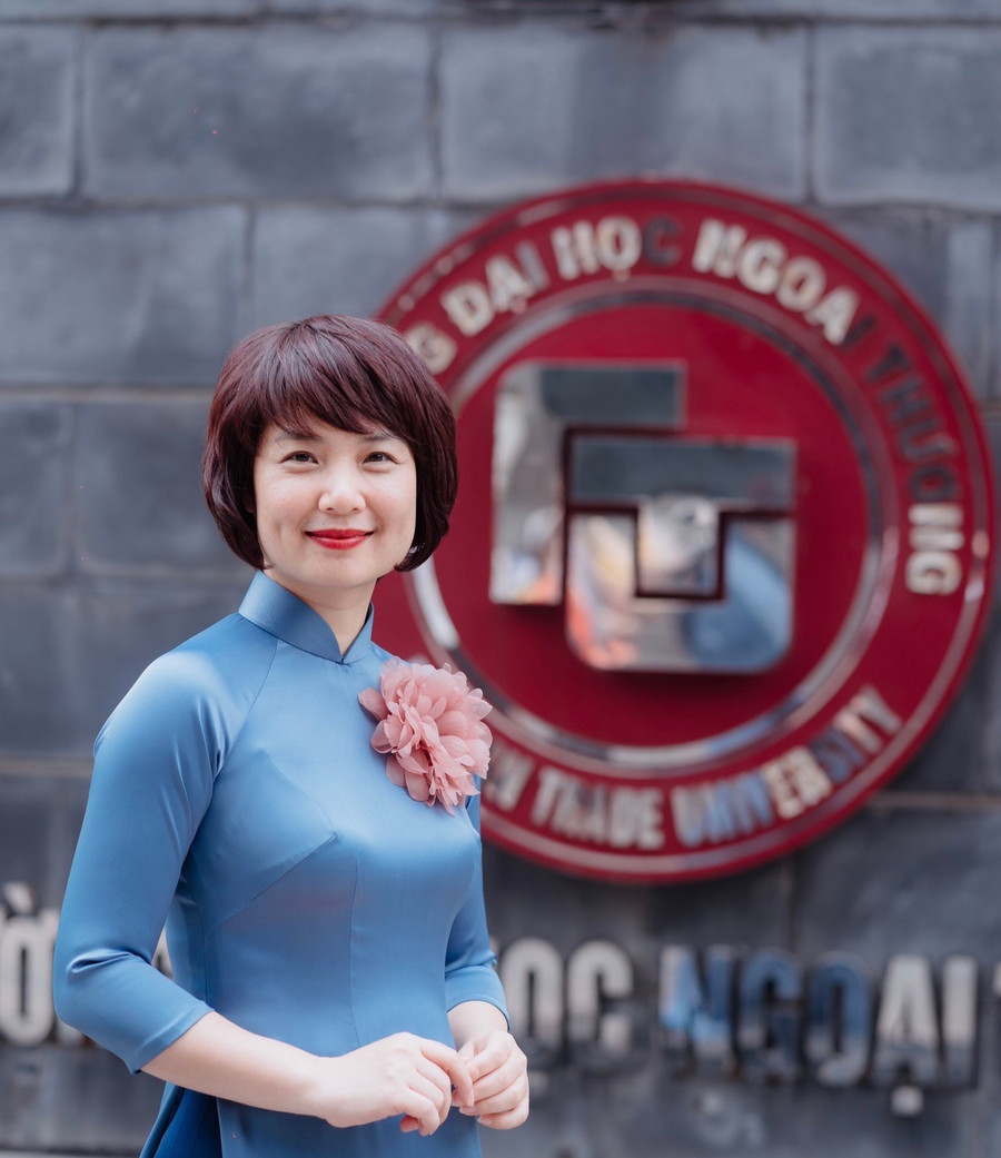 Pham Thu Huong 조교수 - 외국무역대학의 새로운 총장. pgs-ts-pham-thu-huong.jpg