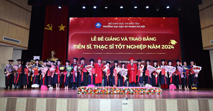 82 tân tiến sĩ được nhận bằng tốt nghiệp của Trường Đại học Sư phạm Hà Nội.