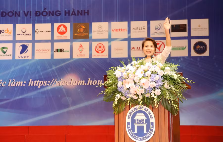 Bà Nguyễn Thị Kim Thanh - Phó Tổng Giám đốc Công ty cổ phần thời trang YODY truyền cảm hứng tới hàng nghìn sinh viên Trường ĐH Mở Hà Nội.