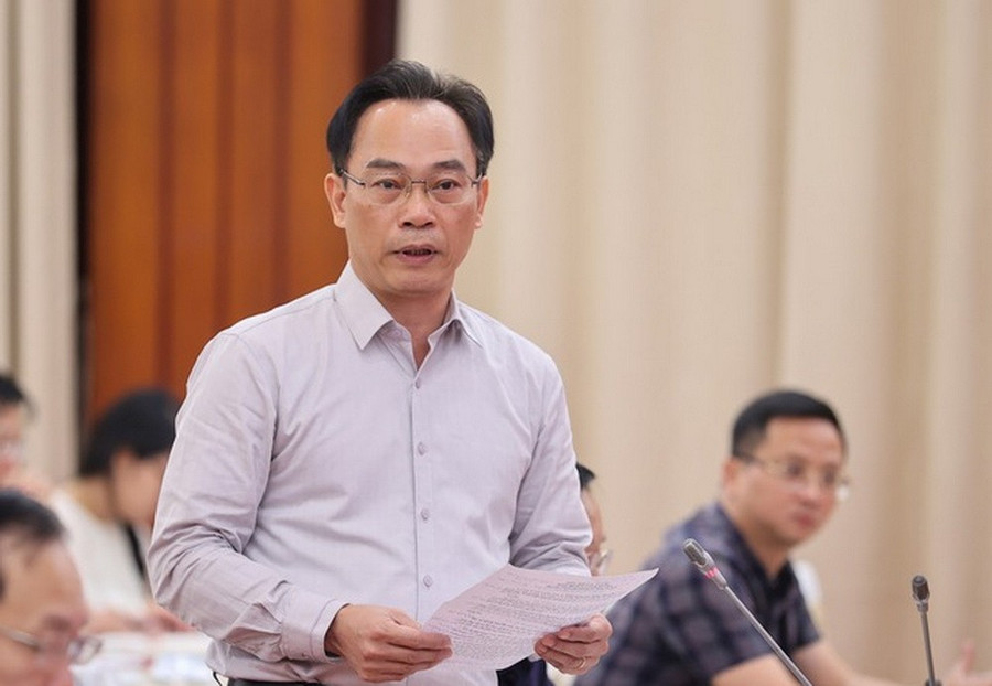 Thứ trưởng Bộ GD&ĐT Hoàng Minh Sơn trả lời các câu hỏi của báo chí về những vấn đề liên quan đến dự thảo Luật Nhà giáo và chế độ đối với đội ngũ nhân viên y tế, và kế toán trường học - Ảnh: VGP/Nhật Bắc.