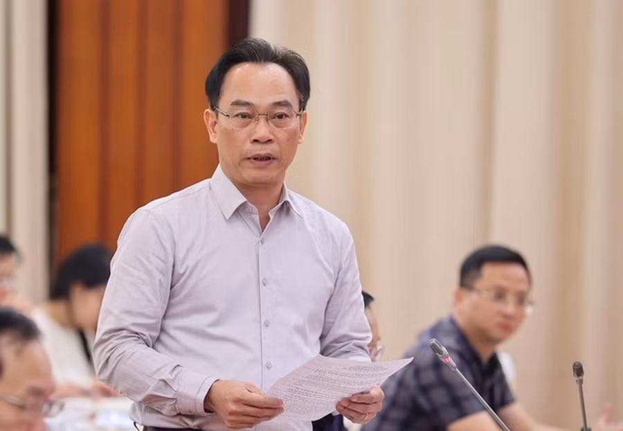 Thứ trưởng Bộ GD&ĐT Hoàng Minh Sơn trả lời các câu hỏi của báo chí về những vấn đề liên quan đến dự thảo Luật Nhà giáo và chế độ đối với đội ngũ nhân viên y tế, và kế toán trường học - Ảnh: VGP/Nhật Bắc.