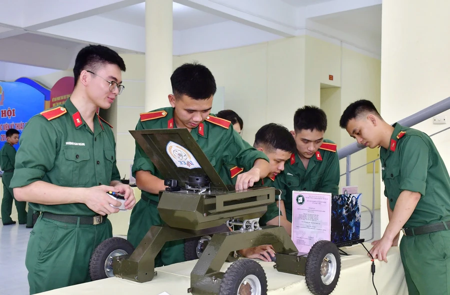 Các học viên tham quan bên lề hội nghị. 