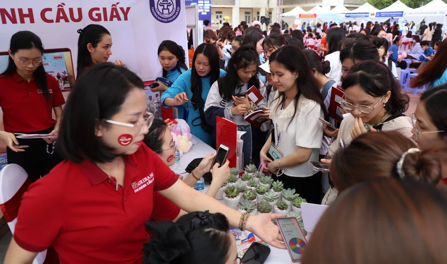 Ngày hội giới thiệu việc làm và ký kết hợp tác năm 2025 của Trường Đại học Thủ đô Hà Nội thu hút đông đảo sinh viên tham dự.