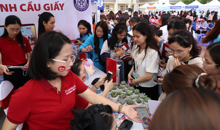 Ngày hội giới thiệu việc làm và ký kết hợp tác năm 2025 của Trường Đại học Thủ đô Hà Nội thu hút đông đảo sinh viên tham dự.