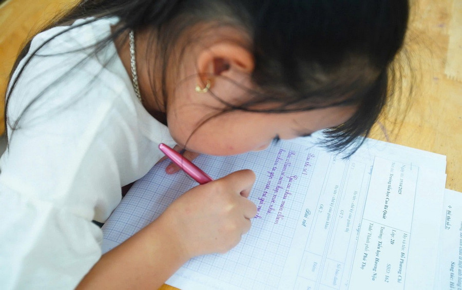 Học sinh tham Cuộc thi Chữ đẹp Việt năm học 2024-2025.