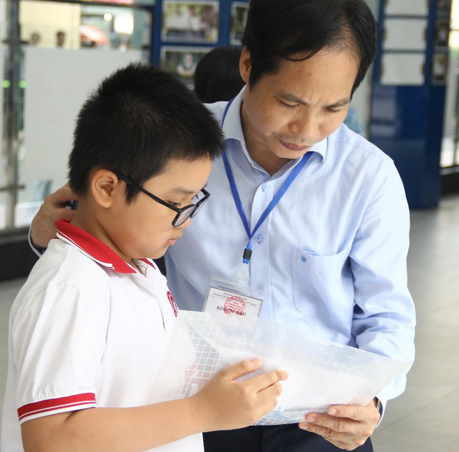 TS Phạm Sỹ Cường – Hiệu trưởng Trường THCS và THPT Nguyễn Tất Thành trực tiếp tham gia hướng dẫn, động viên thí sinh trước khi vào phòng thi. img-0373.jpg