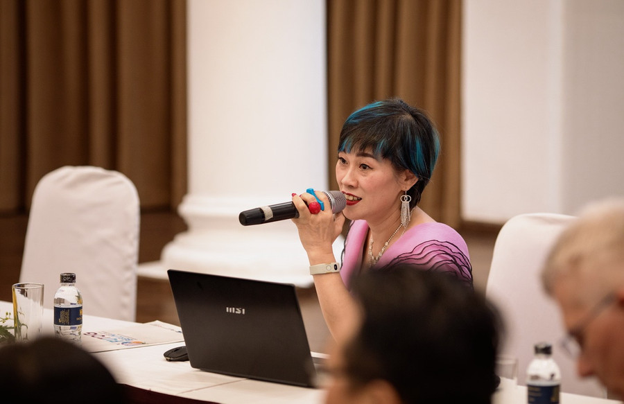 Bà Nguyễn Tuyết Mai trả lời các câu hỏi của báo chí. lamdep-3.jpg