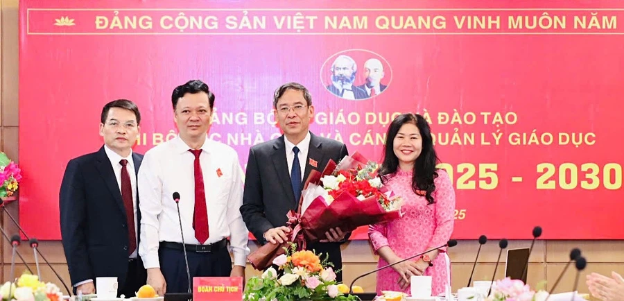 Chi ủy Cục Nhà giáo và Cán bộ quản lý giáo dục nhiệm kỳ 2025 - 2030 ra mắt Đại hội.