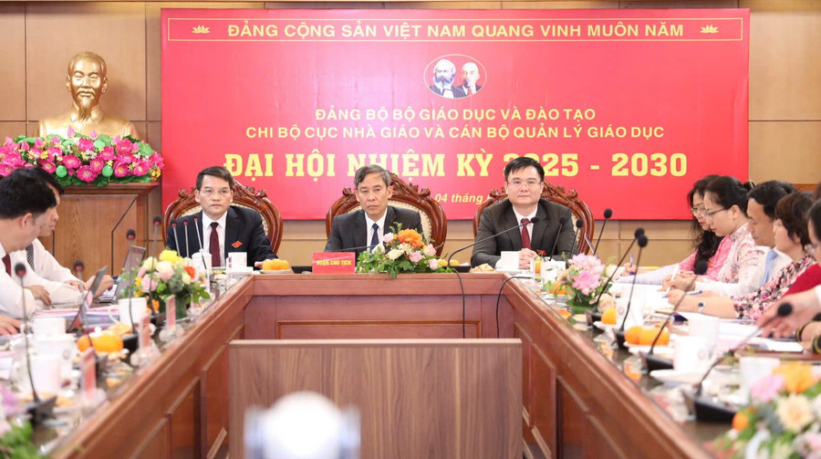 Đoàn Chủ tịch điều hành Đại hội. cucnhagiaojpg5.jpg