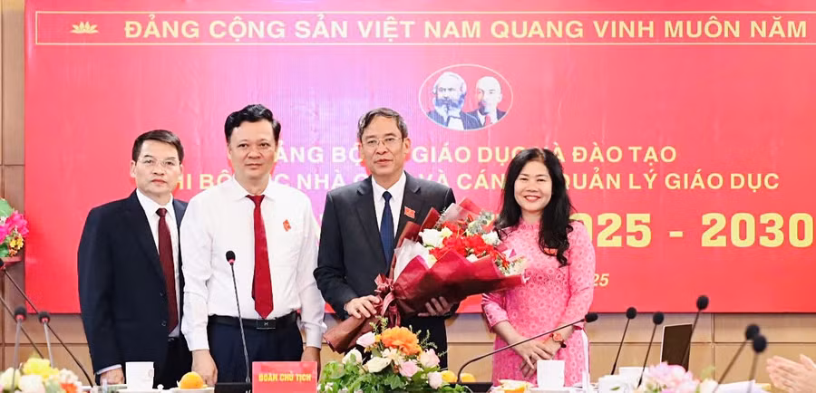 Chi ủy Cục Nhà giáo và Cán bộ quản lý giáo dục nhiệm kỳ 2025 - 2030 ra mắt Đại hội.