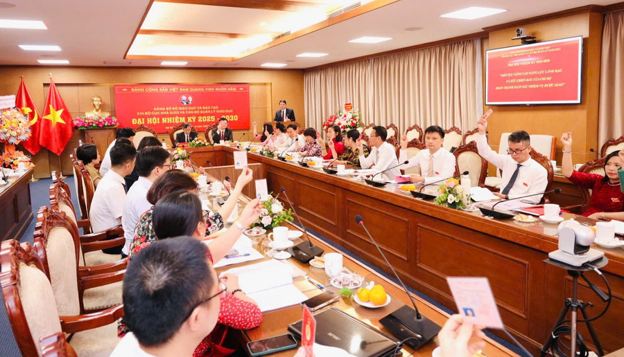 Tại Đại hội, đảng viên biểu quyết nhiều nội dung quan trọng. cucnhagiaojpg8.jpg