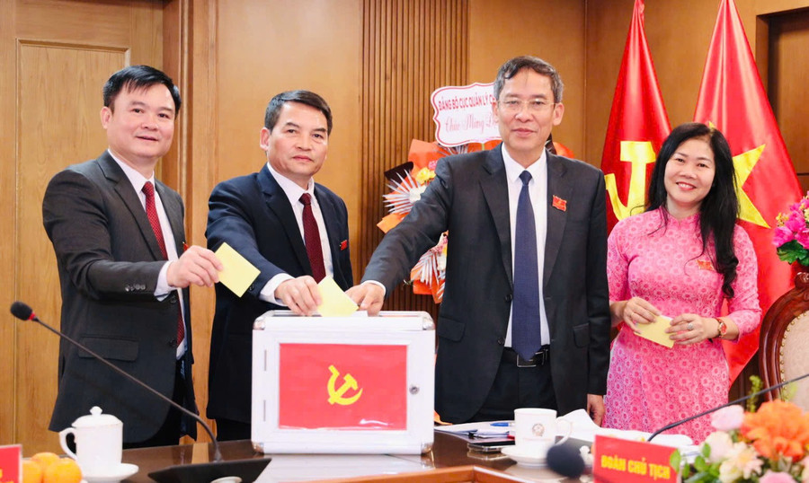Bỏ phiếu bầu Chi ủy nhiệm kỳ 2025 - 2030. cucnhagiao.jpg