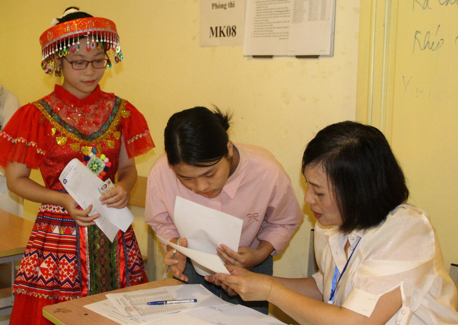 Cán bộ coi thi hướng dẫn thí sinh nhiệt tình. img-1426.jpg