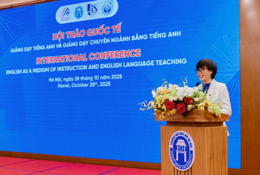 TS Nguyễn Minh Phương – Phó Hiệu trưởng Trường ĐH Mở Hà Nội phát biểu chào mừng hội thảo. dayhoctienganh-3.jpg