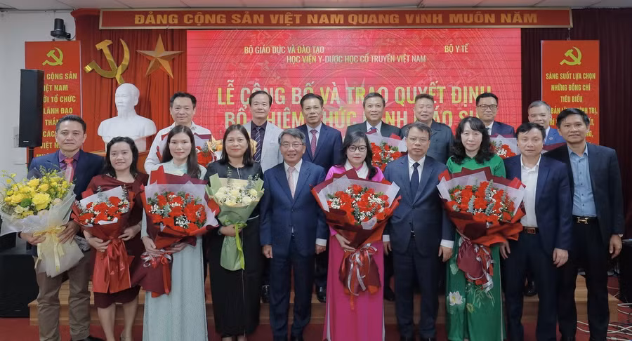 Lãnh đạo Học viện Y - Dược họ cổ truyền Việt Nam chúc mừng các tân phó giáo sư.