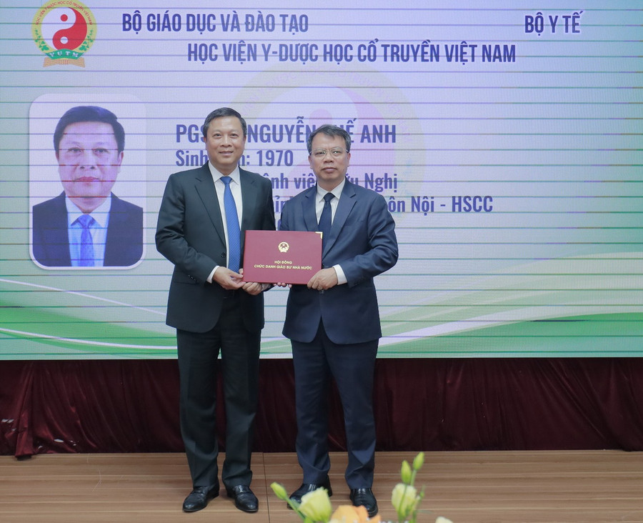 Newly appointed Associate Professor Nguyen The Anh (on the left). phogiaosu-5.jpg