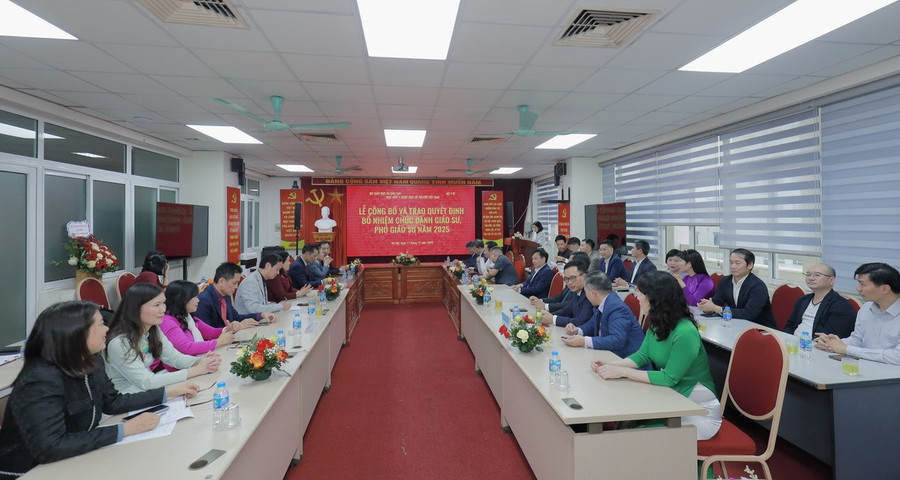 Overview of the ceremony for announcing and awarding appointment decisions for professor and associate professor titles in 2025. phogiaosu-1.jpg