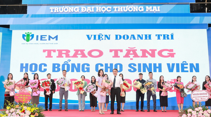 Dịp này, Trường ĐH Thương mại đón nhận các phần học bổng hỗ trợ học tập cho sinh viên từ các doanh nghiệp đối tác tài trợ. 1a6a0520.jpg