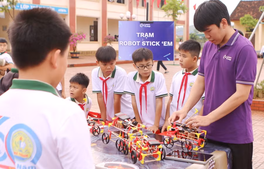 Học sinh trải nghiệm tại Trạm Robot.