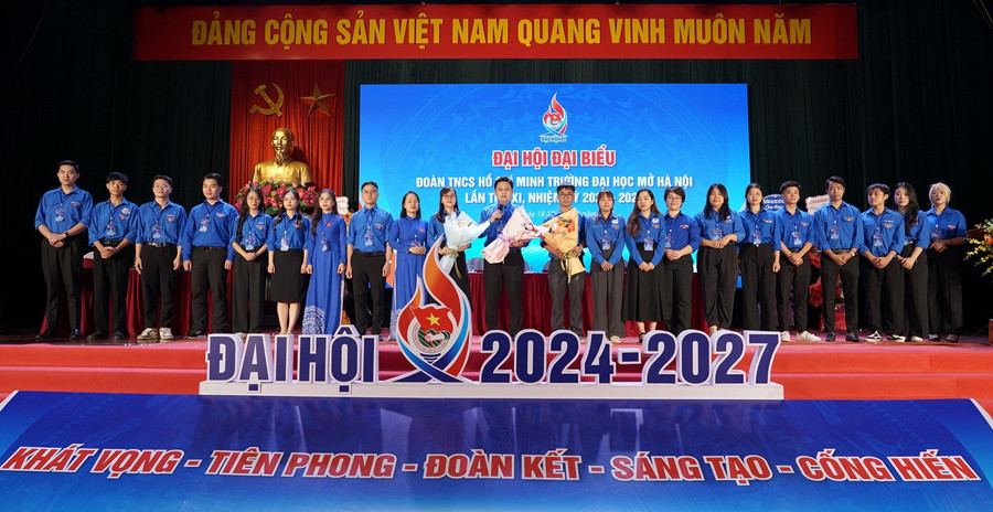 Ban Chấp hành Đoàn TNCS Hồ Chí Minh Trường ĐH Mở Hà Nội khóa 11, nhiệm kỳ 2024 – 2027 ra mắt Đại hội.