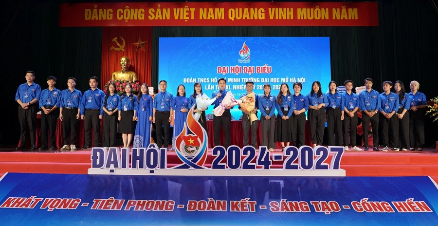 Ban Chấp hành Đoàn TNCS Hồ Chí Minh Trường ĐH Mở Hà Nội khóa 11, nhiệm kỳ 2024 – 2027 ra mắt Đại hội.