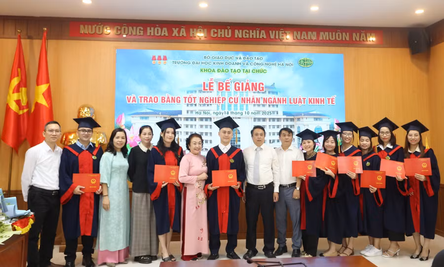 Các tân cử nhân nhận bằng tốt nghiệp.