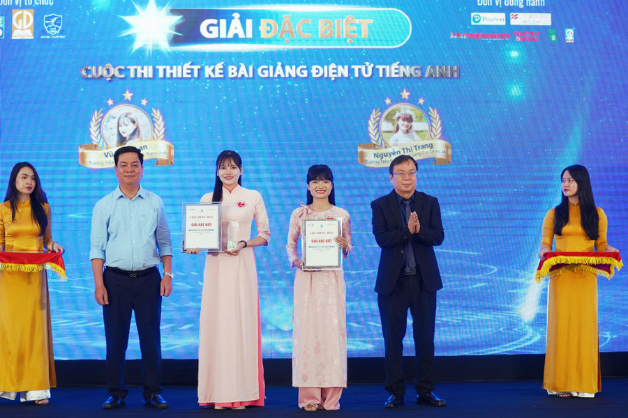 Cô Vũ Ngọc Lan và cô Nguyễn Thị Trang nhận giải Đặc biệt từ Cuộc thi thiết kế bài giảng điện tử tiếng Anh năm 2024.