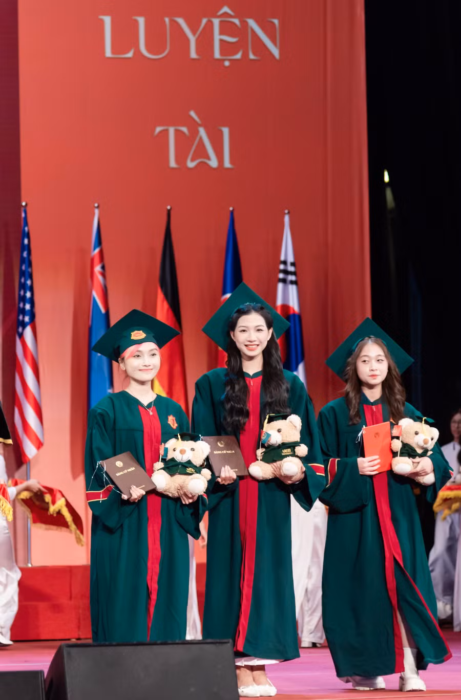 truongdhkinhte (3).JPG