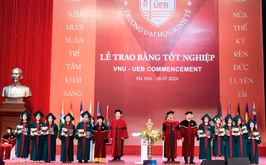 truongdhkinhte (4).JPG