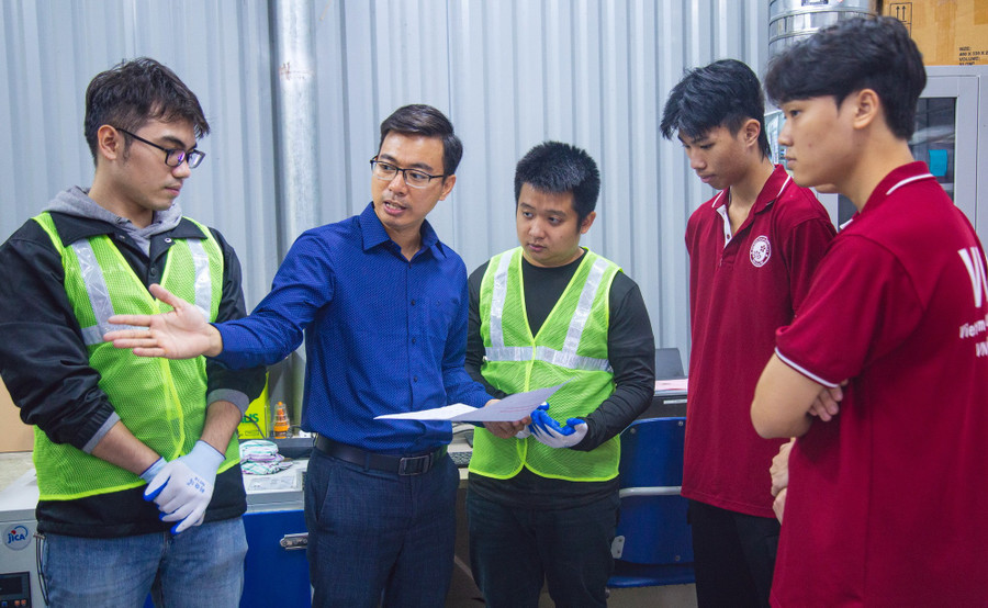 Sinh viên Trường ĐH Việt Nhật (ĐH Quốc gia Hà Nội) được học nhiều kiến thức thực tế. vietnhat-3.jpg