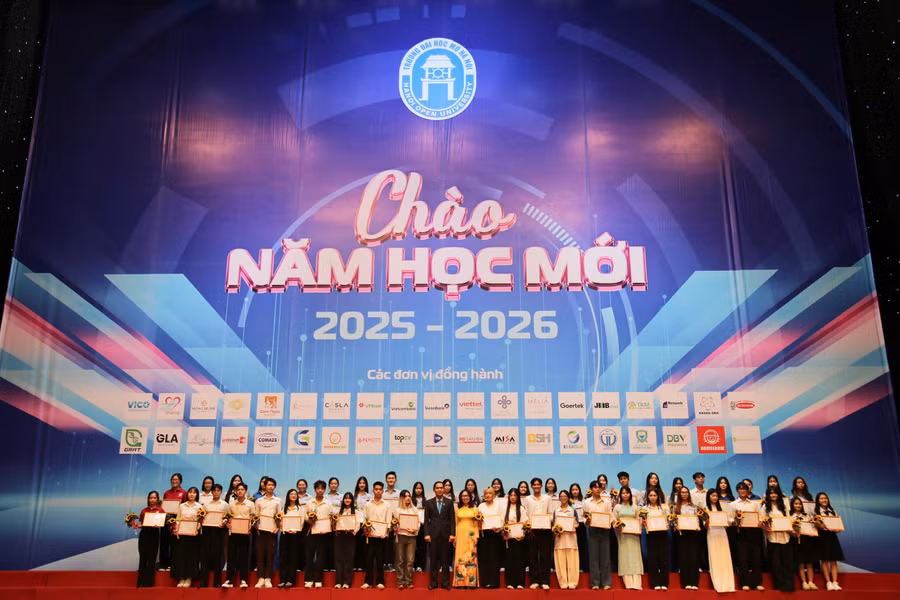 PGS.TS Nguyễn Thị Nhung – Hiệu trưởng và PGS.TS Dương Thăng Long – Phó Hiệu trưởng Trường ĐH Mở Hà Nội trao Giấy khen và tặng hoa chúc mừng sinh viên xuất sắc. 