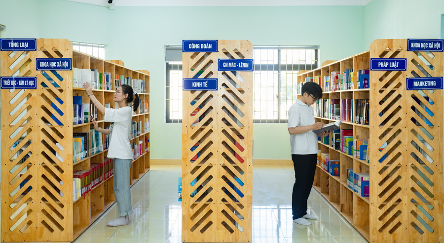 Sinh viên tra cứu tài liệu tại thư viện Trường ĐH Công đoàn