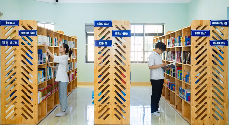 Sinh viên tra cứu tài liệu tại thư viện Trường ĐH Công đoàn