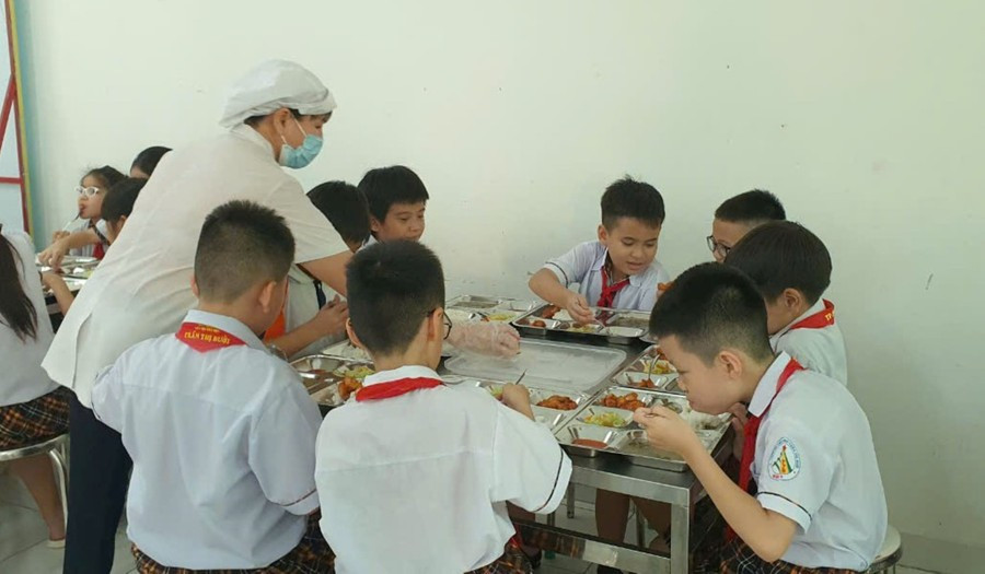 Bữa ăn bán trú của học sinh Trường Tiểu học Trần Thị Bưởi (TP Thủ Đức). Ảnh: M.A.