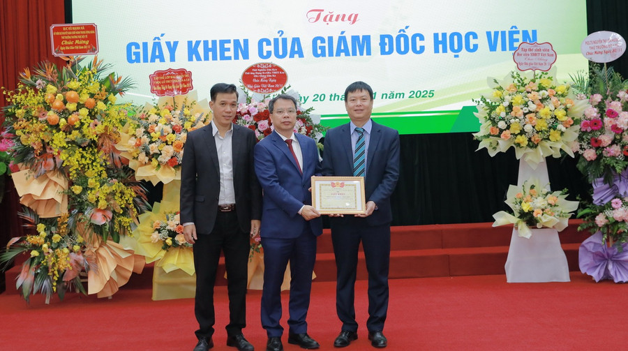 Giám đốc Học viện Y - Dược học cổ truyền Việt Nam tặng Giấy khen cho cán bộ, giảng viên.