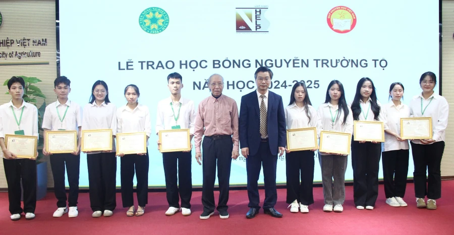 TS Nguyễn Công Tiệp và ông Phạm Huy Hoàn - Nguyên Tổng Biên tập Báo Điện tử Dân trí, Phó Chủ tịch Hội đồng quản lý Quỹ Khuyến học Việt Nam trao học bổng Nguyễn Trường Tộ cho sinh viên. 