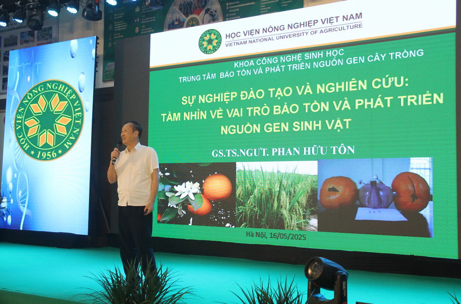 GS.TS.NGƯT Phan Hữu Tôn chia sẻ tại hội thảo. congnghesinhhoc-4.jpg