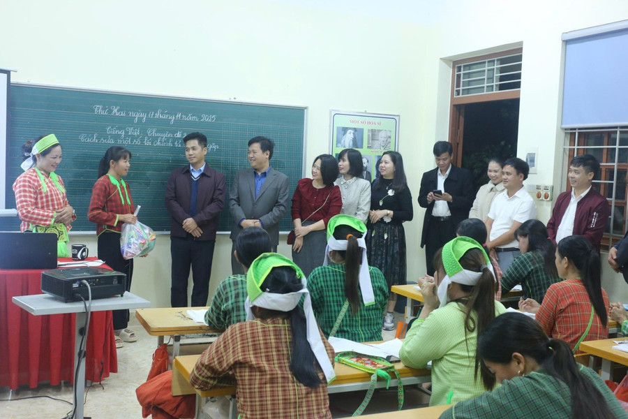 Grupul de lucru a realizat un sondaj în rândul clasei de alfabetizare din comuna Ba Son, provincia Lang Son. xoamuchujpg2.jpg