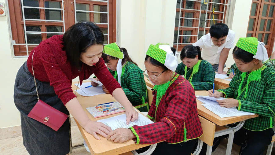 Quyết liệt xóa mù chữ: Đi từng ngõ, gõ từng nhà