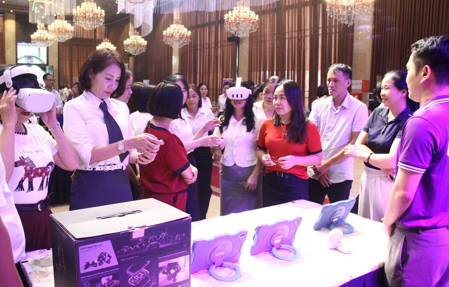 Đại biểu và giáo viên trải nghiệm kính thực tế ảo VR. stem-1.jpg