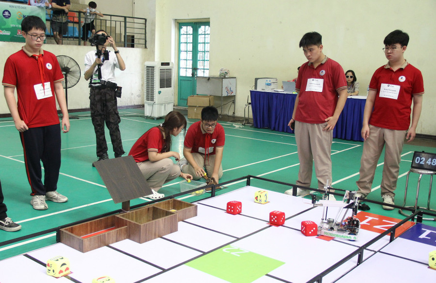 Các đội thể hiện quyết tâm khi bước vào cuộc thi. robocon-6.jpg