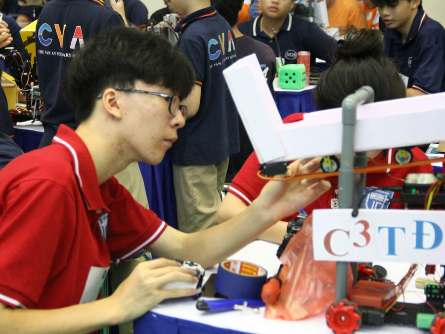 Kiểm tra lại Robot trước khi vào sàn đấu. robocon-2.jpg