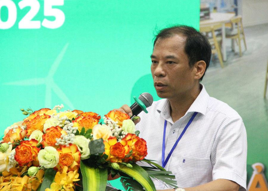 PGS.TS Nguyễn Văn Trào - Phó hiệu trưởng Trường ĐH Sư phạm Hà Nội trao đổi tại lễ khai mạc Cuộc thi. robocon-1.jpg