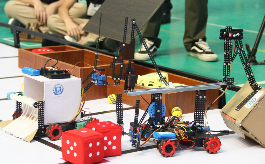 Các robot hoạt động tích cực dưới sự điều khiển của các chủ nhân để mang về điểm số cho đội của mình. robocon-8.jpg