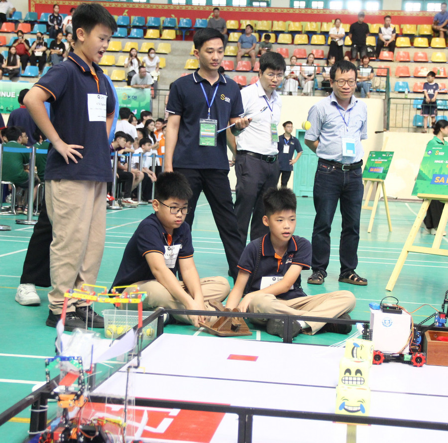 Điều khiển robot từ xa để giành điểm. robocon-7.jpg