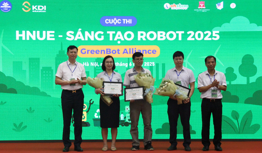 Lãnh đạo Trường ĐH Sư phạm Hà Nội tặng hoa, tri ân nhà tài trợ. robocon-4.jpg